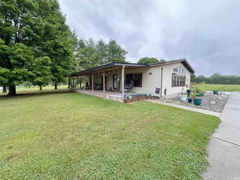 910 N 10th St, Gas City, IN 46933