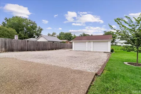 634 E State St, Princeton, IN 47670 photo 2