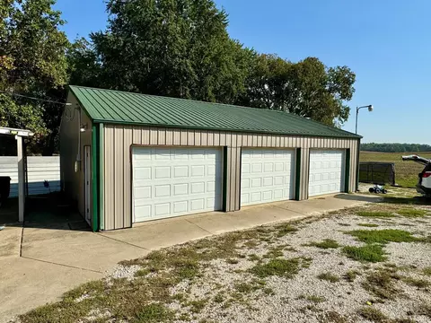 311 S Ohio St, Hazleton, IN 47640 photo 4