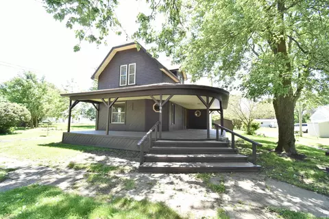 104 E 5th St, Earl Park, IN 47942