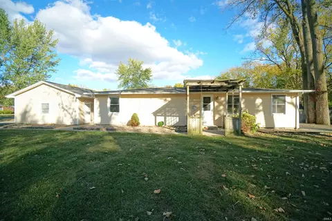 2551 E Sandy Dr, Warsaw, IN 46580