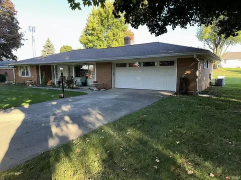 210 E Curtis St, Shipshewana, IN 46565