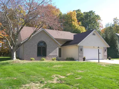 354 E Deerwood Ct, Warsaw, IN 46582