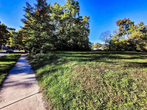 1613 Leer St, South Bend, IN 46613