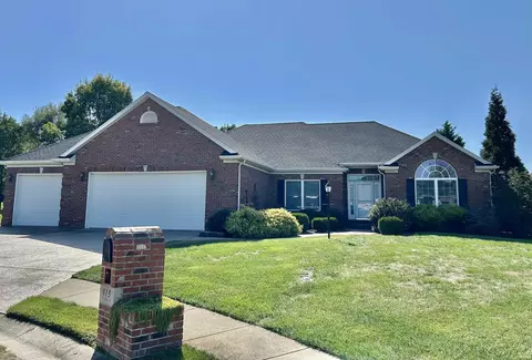 915 St Giles Ct, Evansville, IN 47725