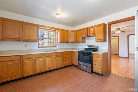 415 N Barclay St, Fairmount, IN 46928 photo 8
