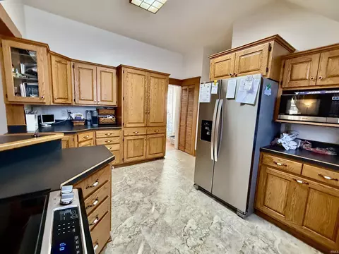 607 E Walnut St, Washington, IN 47501 photo 10