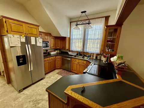 607 E Walnut St, Washington, IN 47501 photo 9