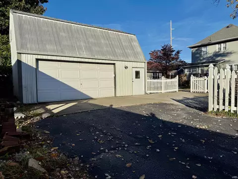 607 E Walnut St, Washington, IN 47501 photo 3