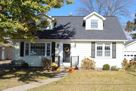 302 W School St, Wolcott, IN 47995