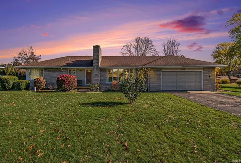55950 Riverdale Dr, Elkhart, IN 46514