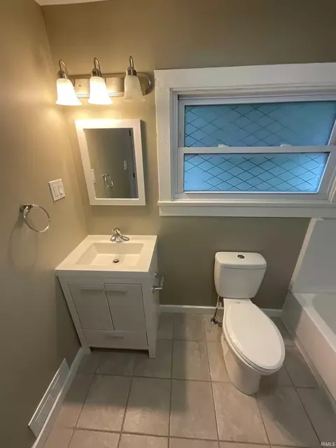 Bath - 610 N 612 N Dunn St, Bloomington, IN 47408 photo 2 of 6