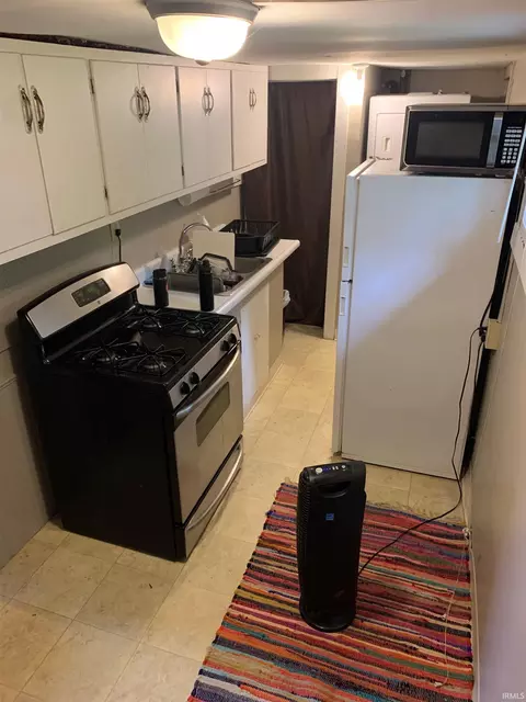 Kitchen - 610 N 612 N Dunn St, Bloomington, IN 47408 photo 6 of 6