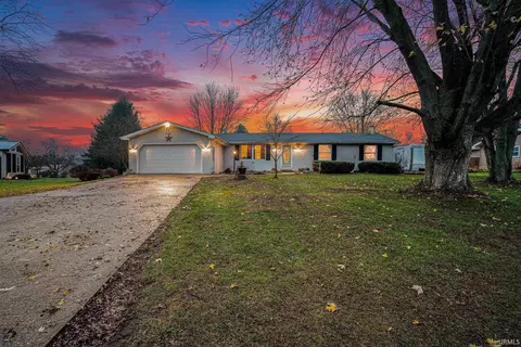 1072 Wellington Dr, Warsaw, IN 46582