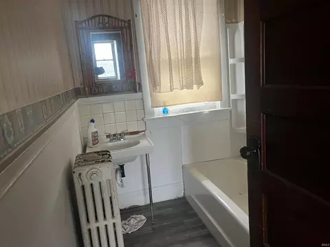704 E Walnut St, Nappanee, IN 46550 photo 6