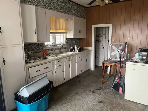 704 E Walnut St, Nappanee, IN 46550 photo 4
