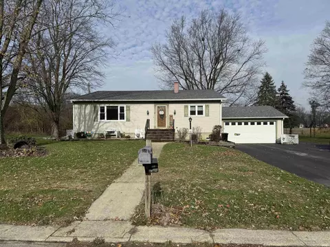 858 W 8th St, Rochester, IN 46975