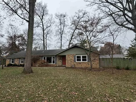 909 S Westchester Park Dr, Yorktown, IN 47396