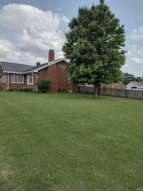 910 E 11th St, Bicknell, IN 47512 photo 3