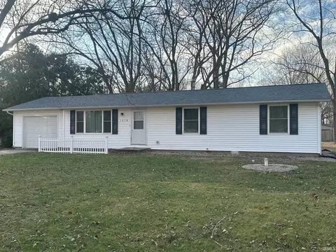 1318 Saint Marys Dr, Warsaw, IN 46580
