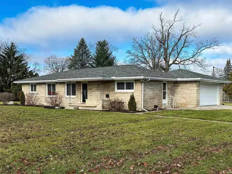 104 Lord Dr, Hartford City, IN 47348