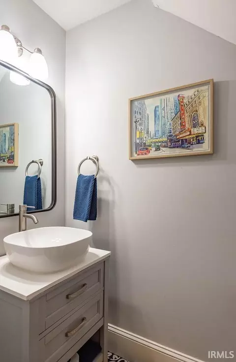 736 E Bayberry Ct, Bloomington, IN 47401 photo 2