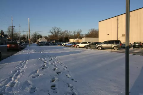 300 E 7th St, Auburn, IN 46706 photo 2