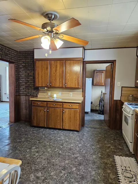 724 Adams St, Decatur, IN 46733 photo 4