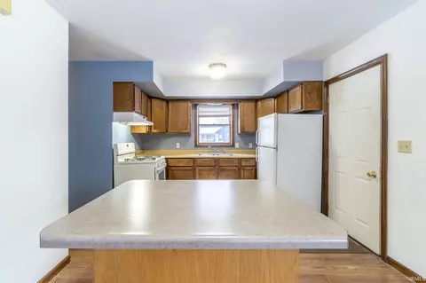 618 N Canal St, Lagrange, IN 46761 photo 3