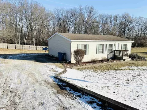 316 Maple St, Walkerton, IN 46574 photo 2