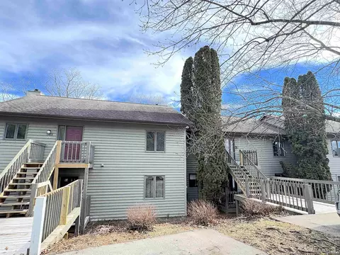 9423 S Pointe Retreats Dr, Bloomington, IN 47401