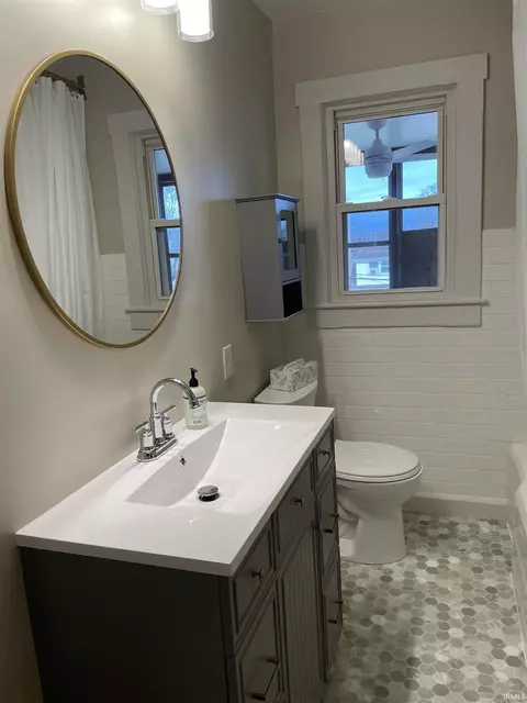 Bath - 926 Macarthur Street St, Jasper, IN 47546 photo 1 of 2