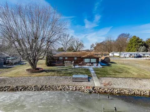 2832 N Lakeview Dr, Warsaw, IN 46582