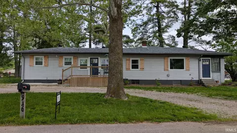 916 Maple Ln, Boonville, IN 47601