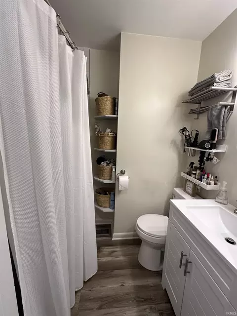 Bath - 512 E Walnut St, Greentown, IN 46936 photo 1 of 1