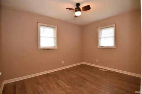 Bedroom - 536 E 9th St, Mount Vernon, IN 47620 photo 3 of 3