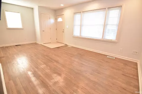 Living - 536 E 9th St, Mount Vernon, IN 47620 photo 1 of 1