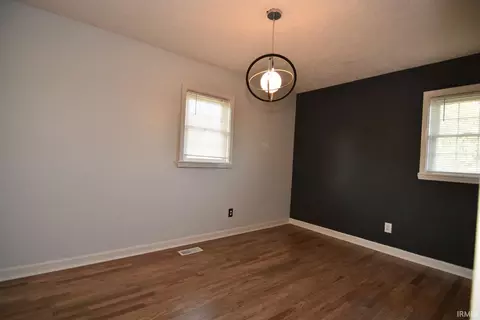 Bedroom - 536 E 9th St, Mount Vernon, IN 47620 photo 2 of 3