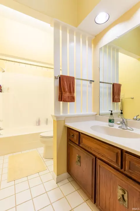 Bath - 2604 E 2nd Unit C St, Bloomington, IN 47401 photo 2 of 4