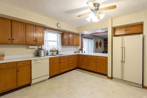 807 E 48th St, Marion, IN 46953 photo 9