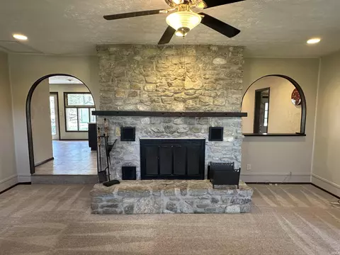 Living - 40 Ramey Dr, Mitchell, IN 47446 photo 2 of 5