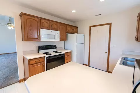 Kitchen - 817 Baer Pass, Garrett, IN 46738 photo 3 of 5
