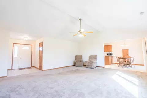 Living - 817 Baer Pass, Garrett, IN 46738 photo 2 of 4