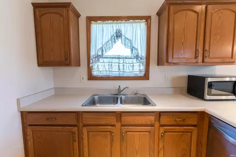 Kitchen - 817 Baer Pass, Garrett, IN 46738 photo 4 of 5