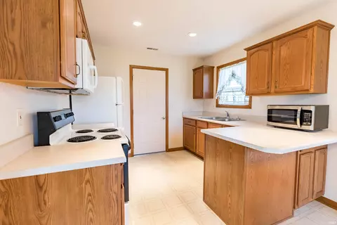 Kitchen - 817 Baer Pass, Garrett, IN 46738 photo 2 of 5