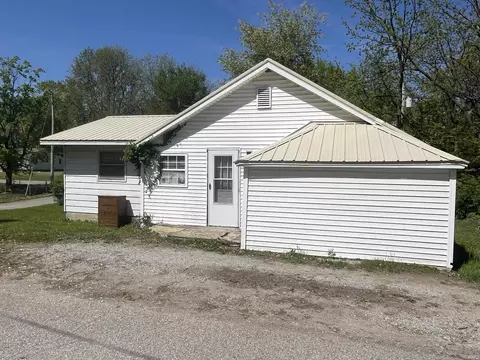 4915 E White Point Dr, Monticello, IN 47960
