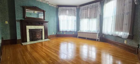 Living - 126 E 4th St, Mount Carmel, IL 62863 photo 4 of 5