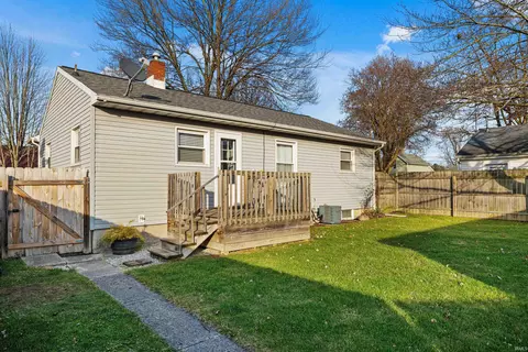 815 E 9th St, Auburn, IN 46706 photo 2