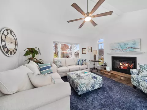 Living - 8006 E Cherokee Rd, Syracuse, IN 46567 photo 6 of 9