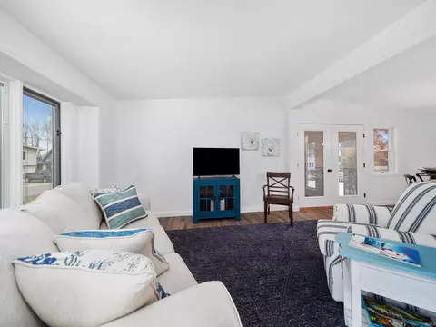 Living - 8006 E Cherokee Rd, Syracuse, IN 46567 photo 4 of 9